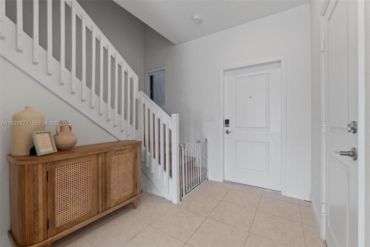 20544 Ne 5th Pl - Photo 2 of 8