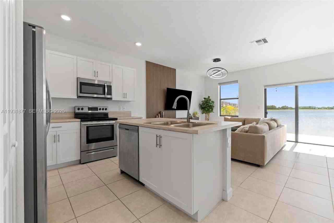 20544 Ne 5th Pl - Photo 3 of 8