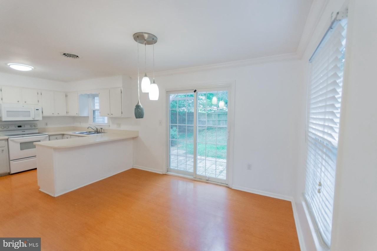 28 Newington Ct N - Photo 5 of 48