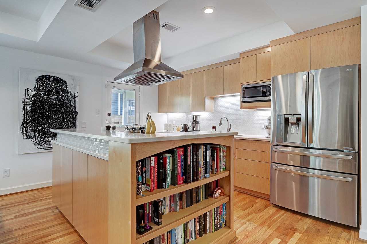 1523 Harvard St - Photo 3 of 14