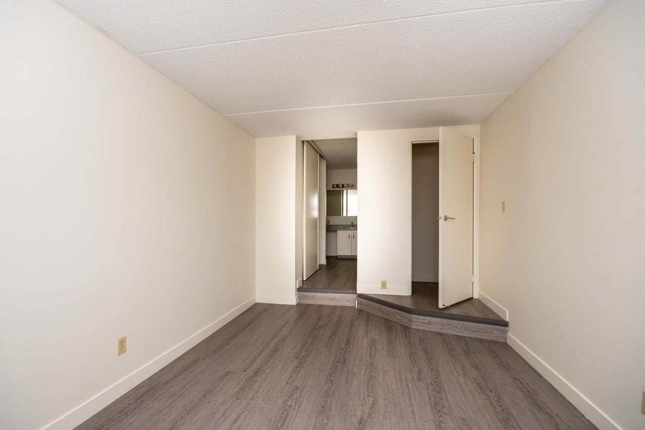 Southpointe Plaza - Photo 7 of 26