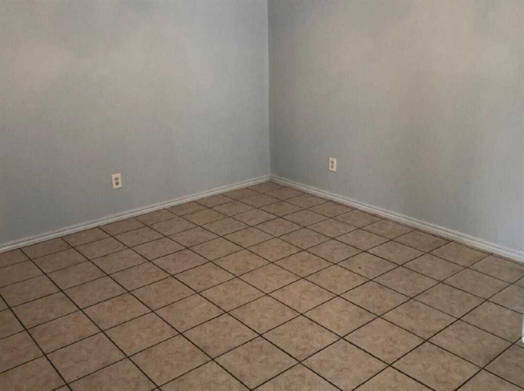 2205 Heritage Cir - Photo 6 of 11