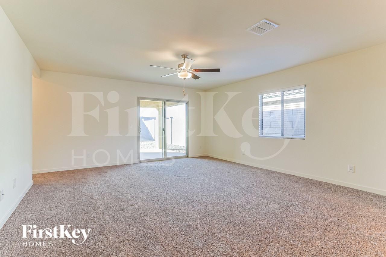 1067 W 20th St - Photo 3 of 16