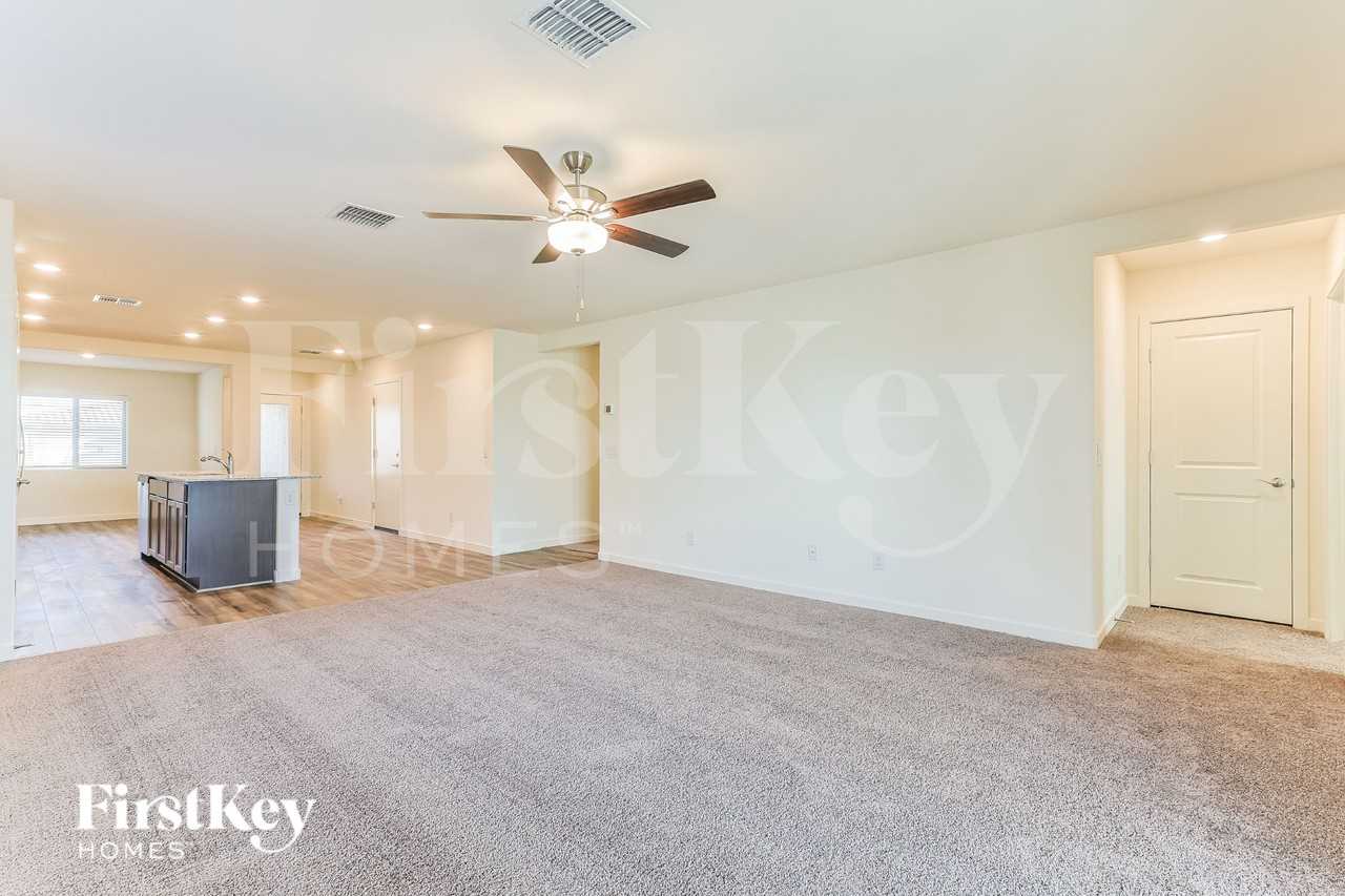 1067 W 20th St - Photo 5 of 16