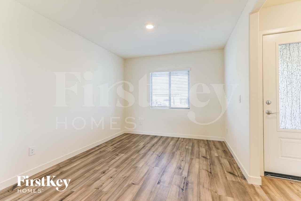 1067 W 20th St - Photo 6 of 16