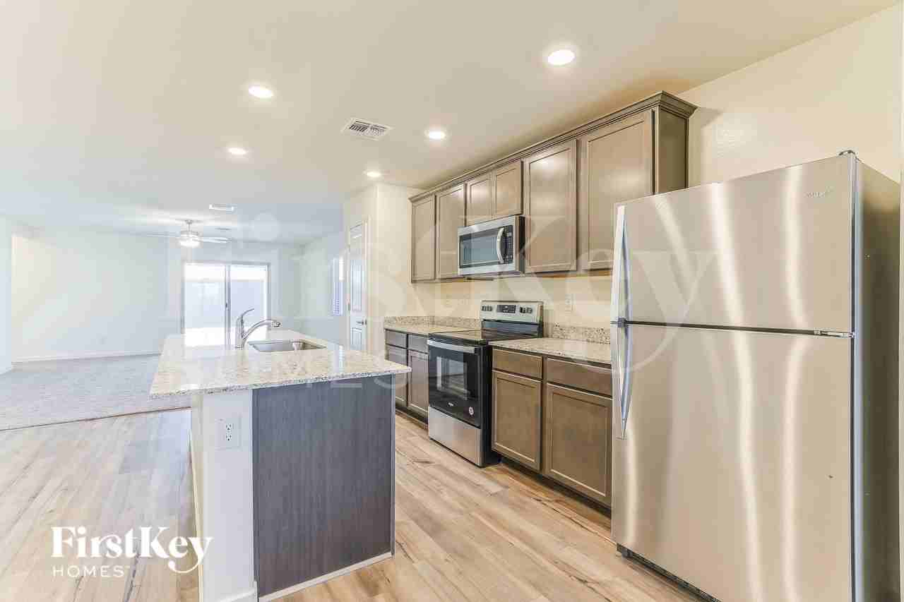 1067 W 20th St - Photo 7 of 16