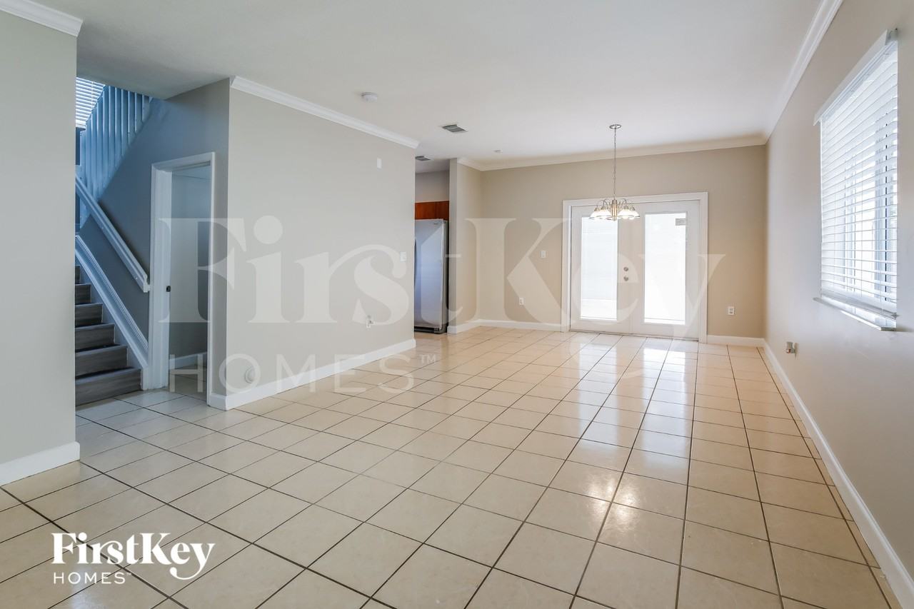 2530 Ne 41st Ter - Photo 2 of 15