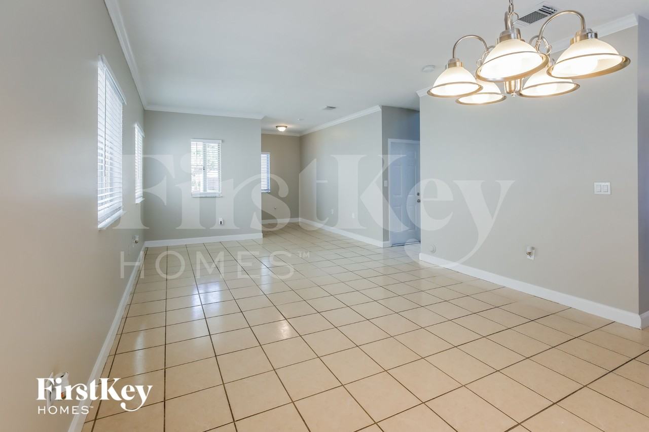 2530 Ne 41st Ter - Photo 3 of 15