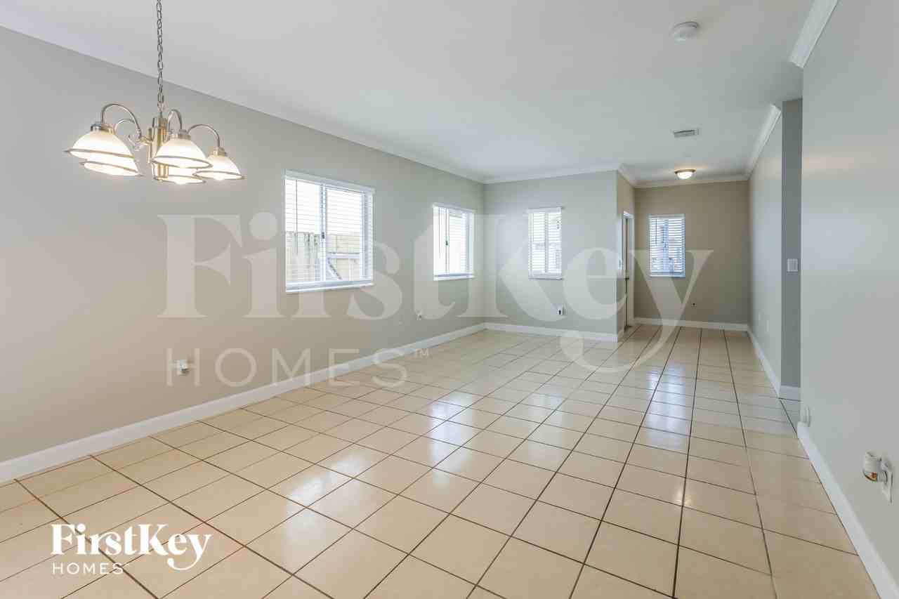 2530 Ne 41st Ter - Photo 4 of 15