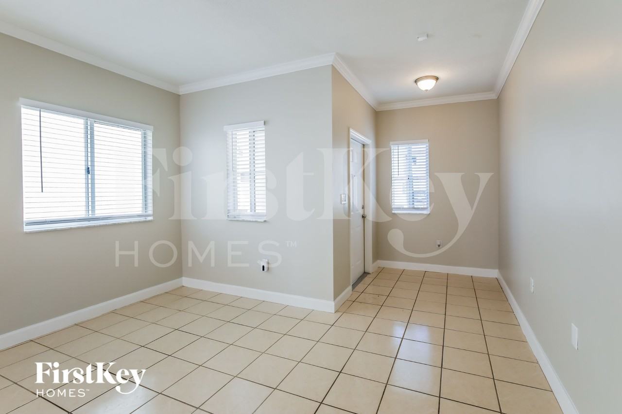 2530 Ne 41st Ter - Photo 5 of 15