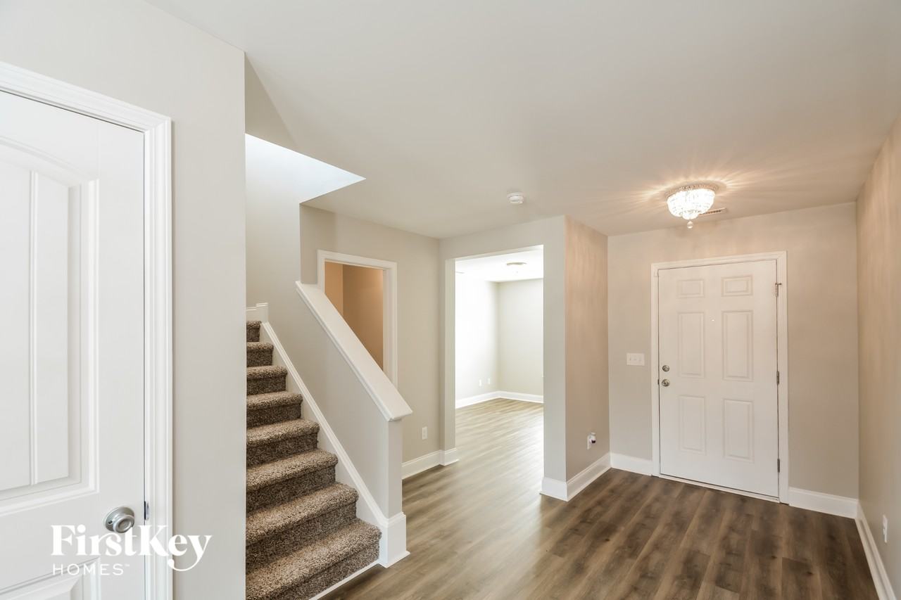 239 Plymouth Dr - Photo 2 of 15