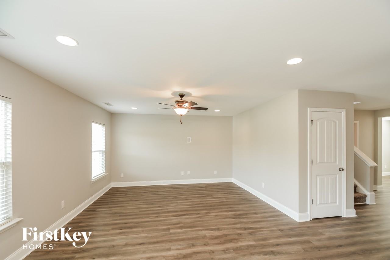 239 Plymouth Dr - Photo 3 of 15