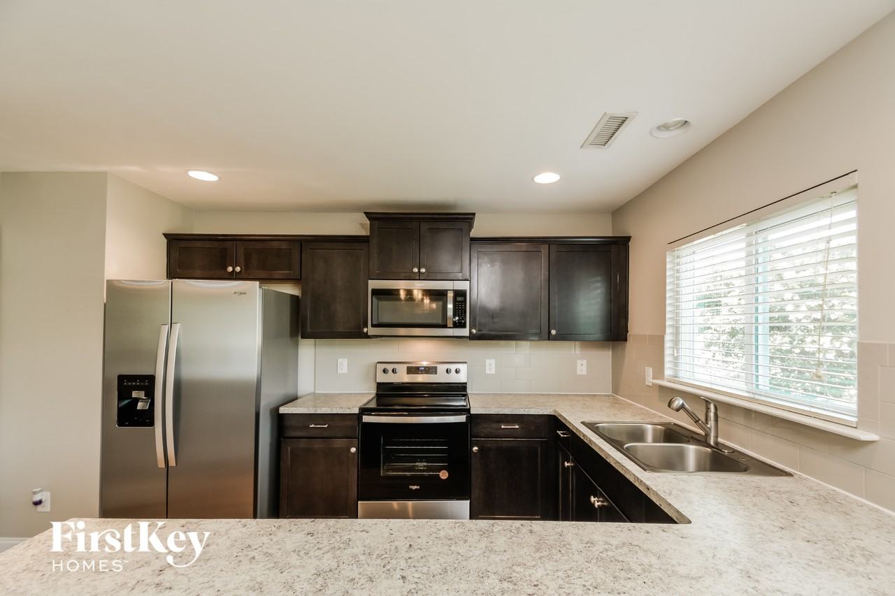 239 Plymouth Dr - Photo 4 of 15