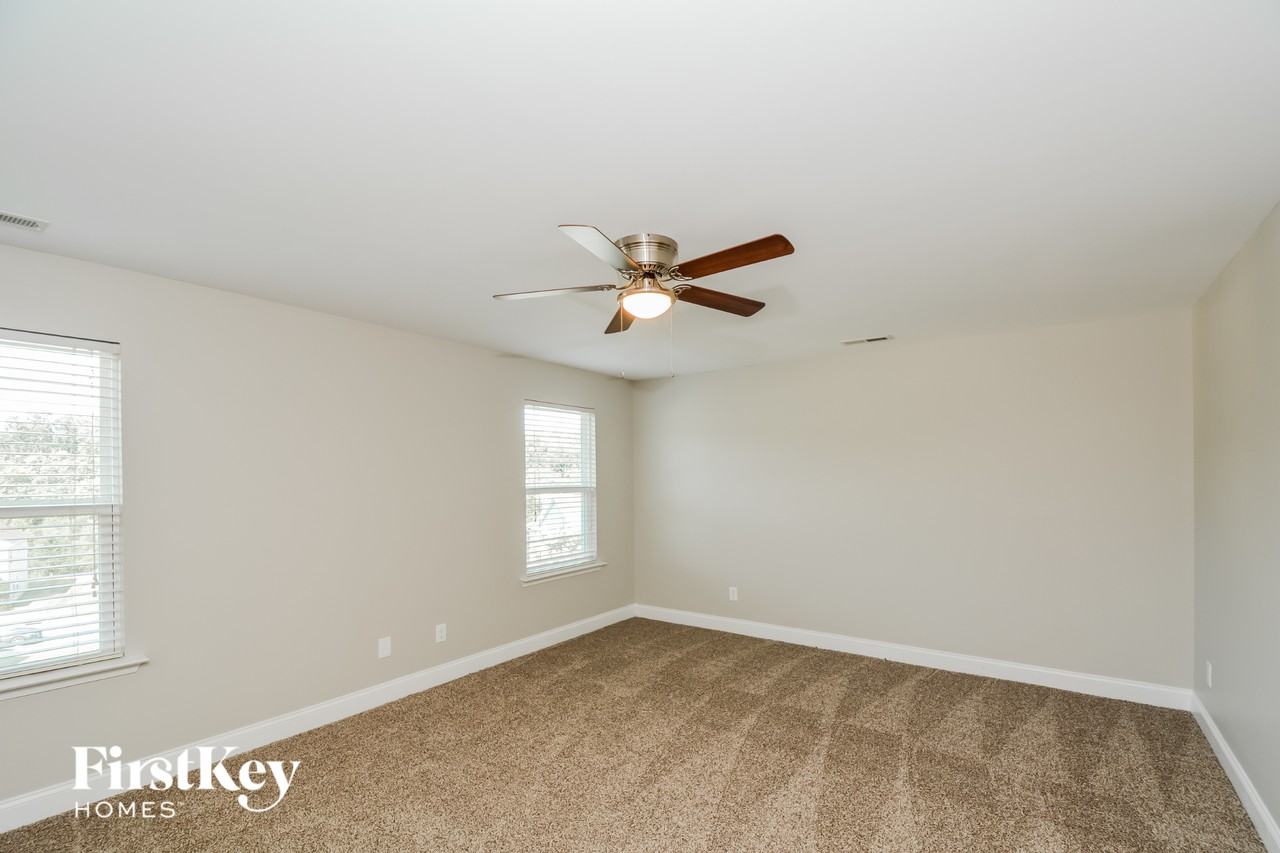 239 Plymouth Dr - Photo 5 of 15