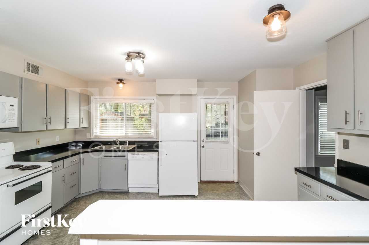 4205 Charleswood Ave - Photo 6 of 16