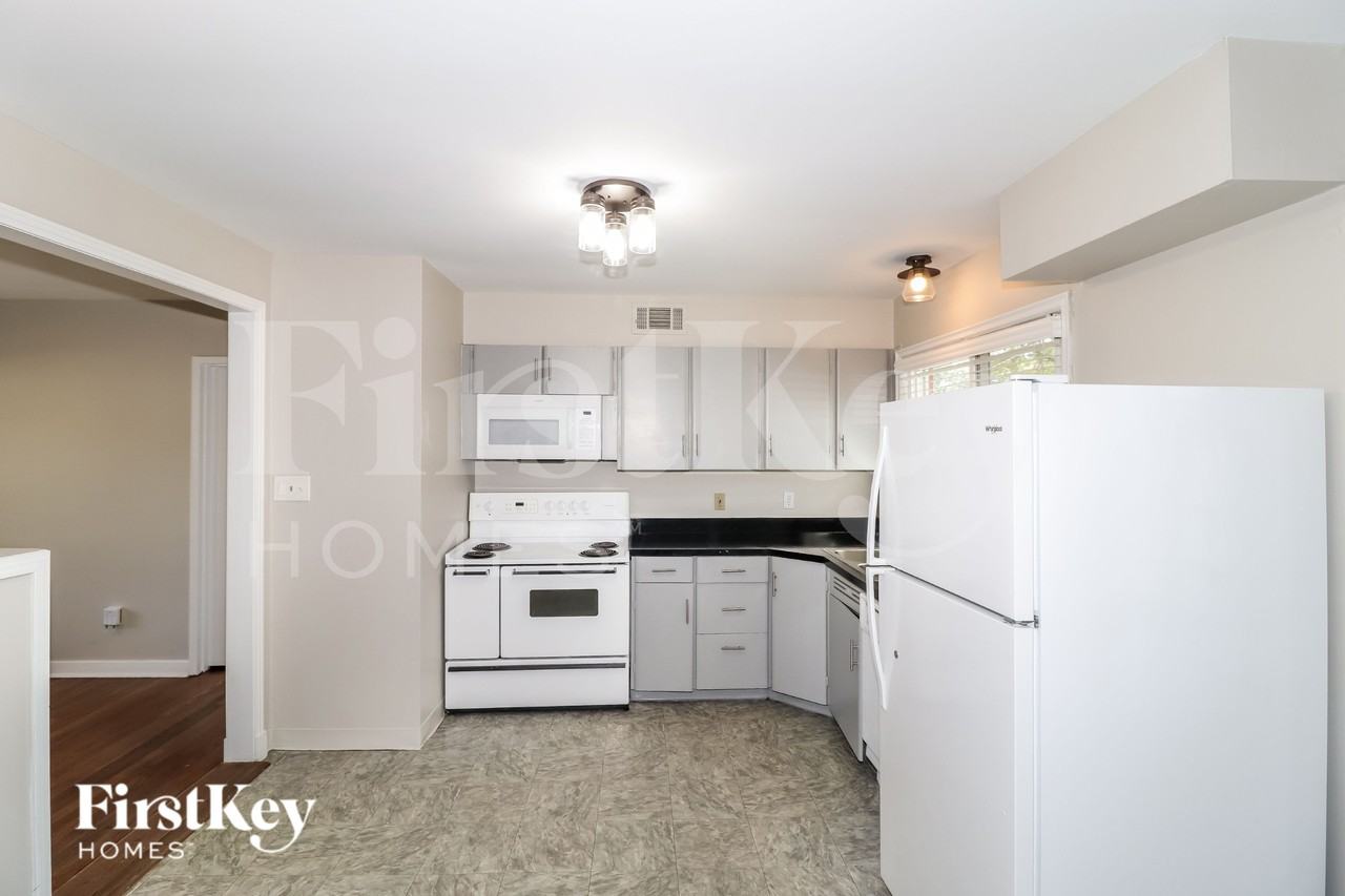 4205 Charleswood Ave - Photo 7 of 16