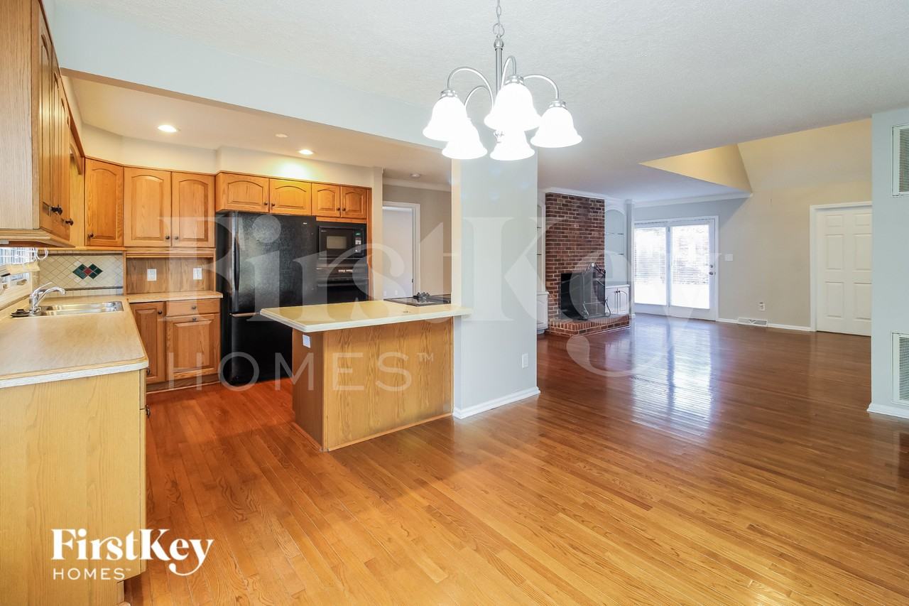 1301 Westminster Dr - Photo 4 of 15