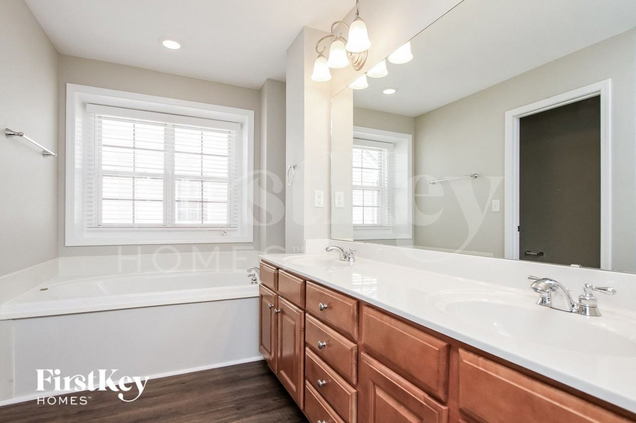 813 Pinkney Pl - Photo 7 of 15