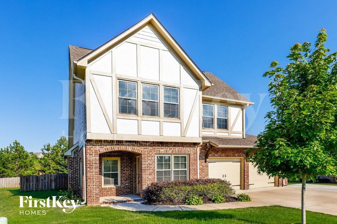 1017 Edgewater Ln - Photo 2 of 15