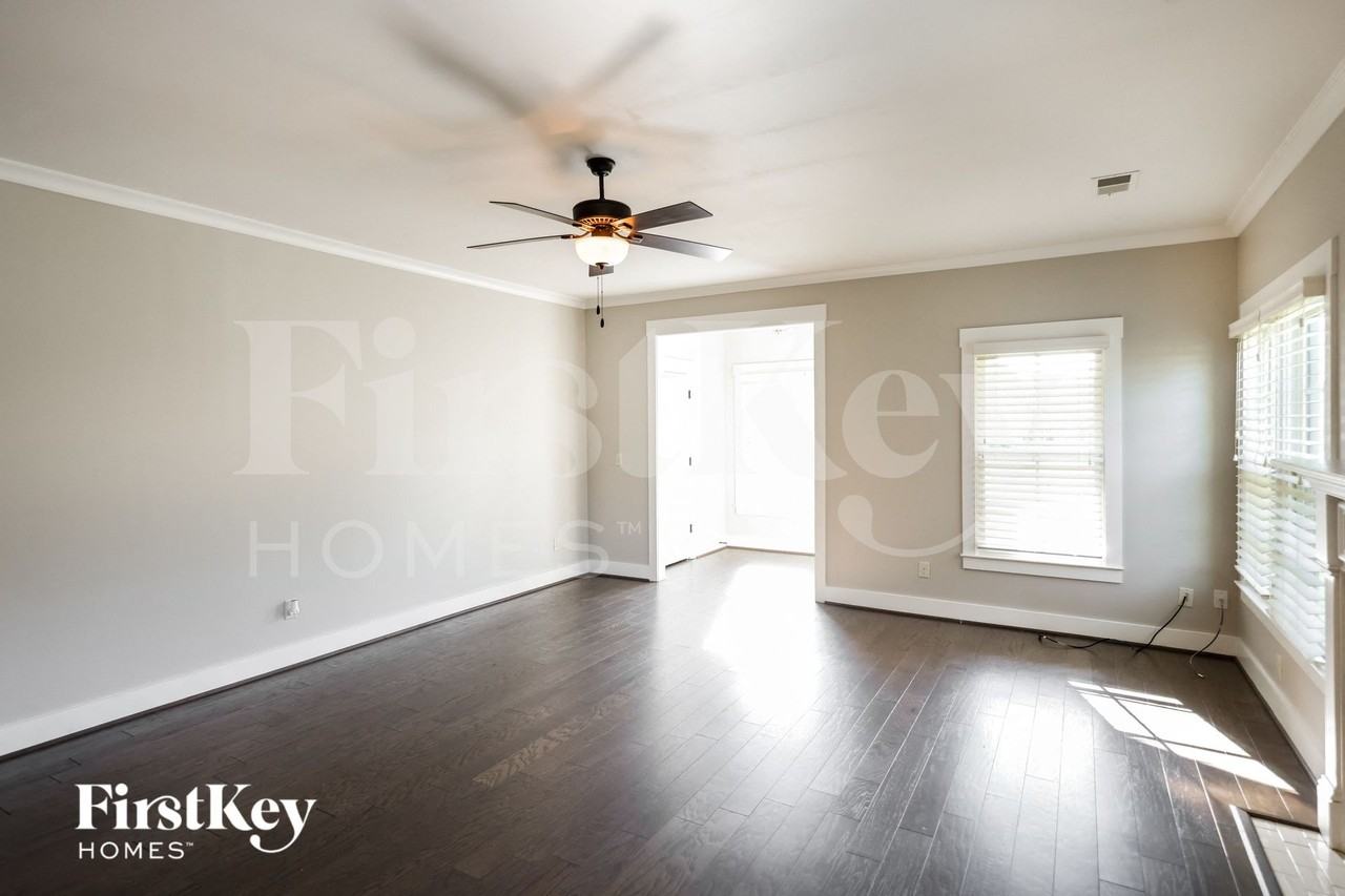 1017 Edgewater Ln - Photo 3 of 15