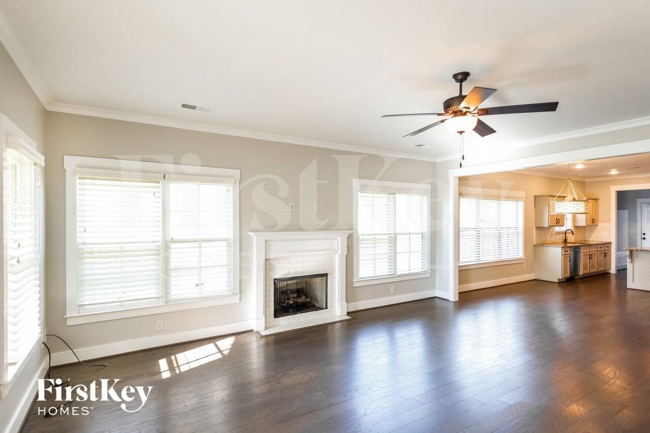 1017 Edgewater Ln - Photo 4 of 15