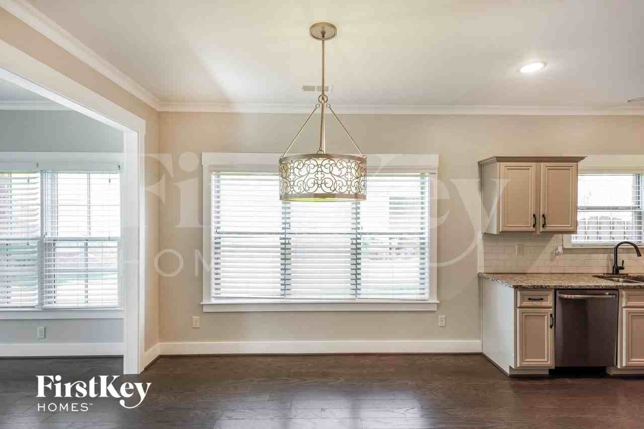 1017 Edgewater Ln - Photo 5 of 15