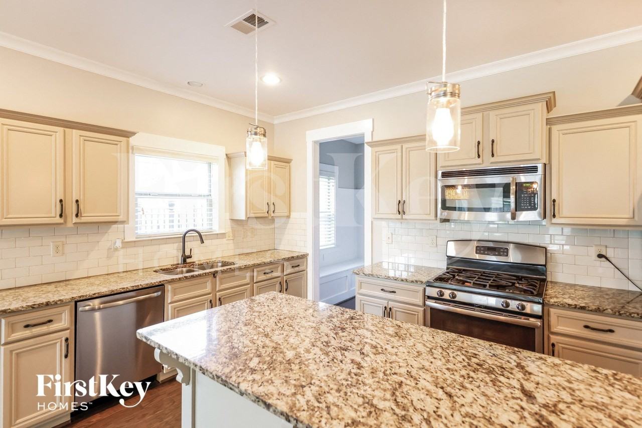 1017 Edgewater Ln - Photo 6 of 15