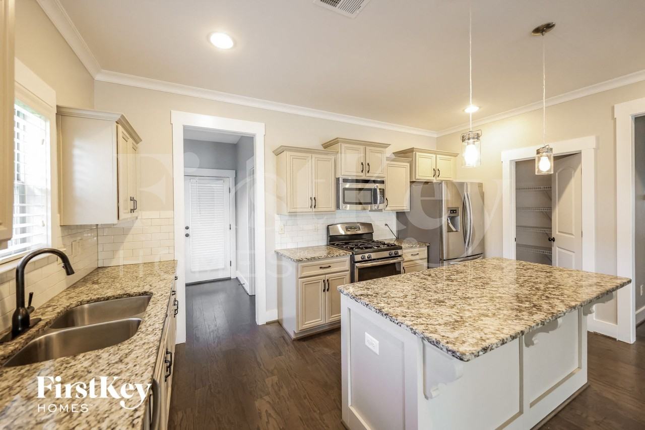 1017 Edgewater Ln - Photo 7 of 15