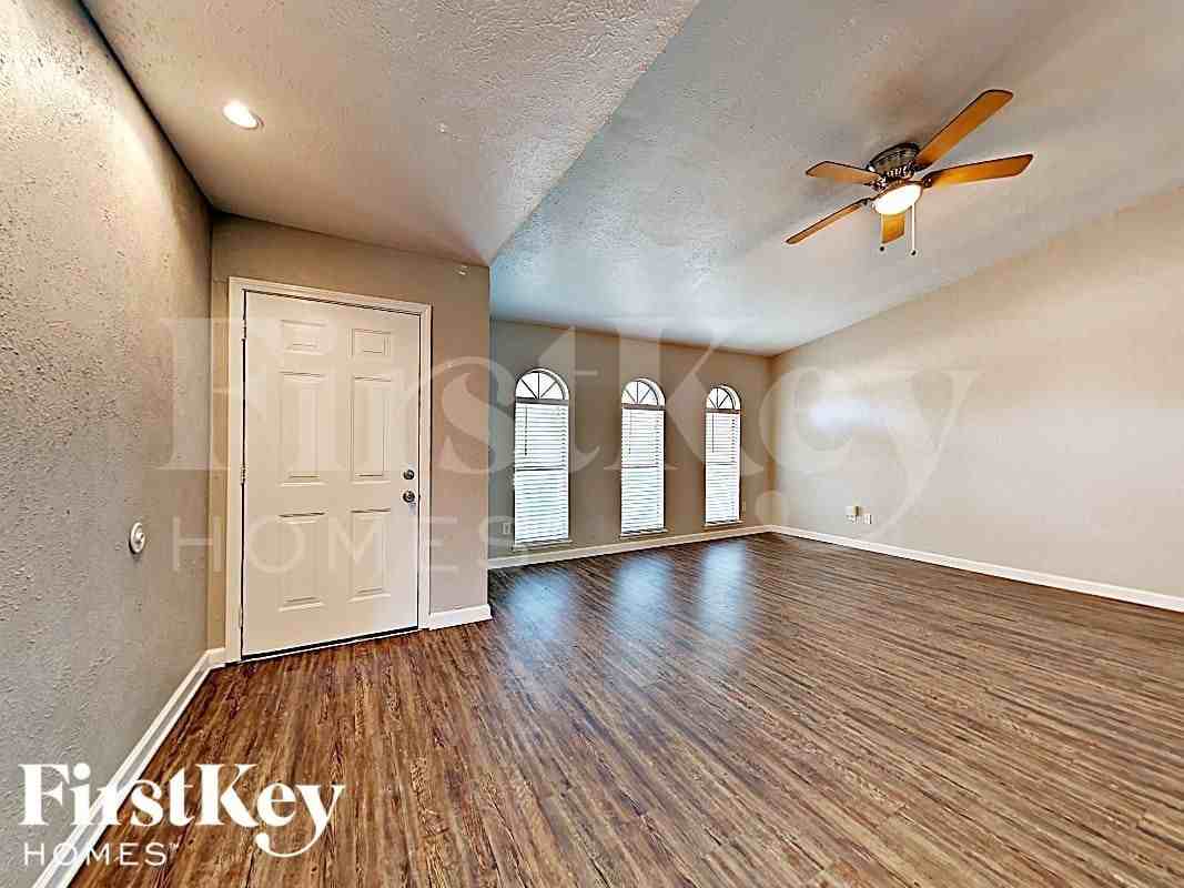 6914 Pickett Dr - Photo 3 of 16