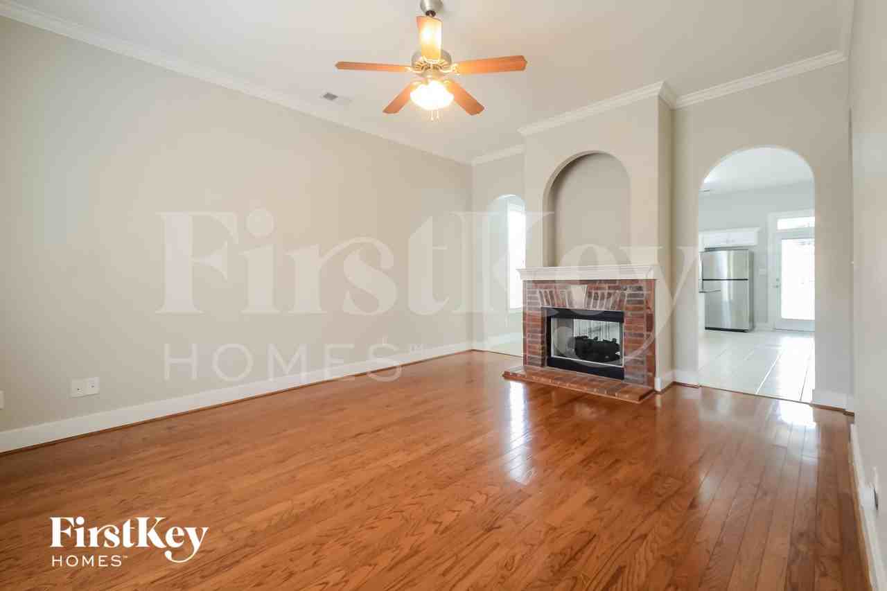 4587 Clubview Dr - Photo 3 of 15