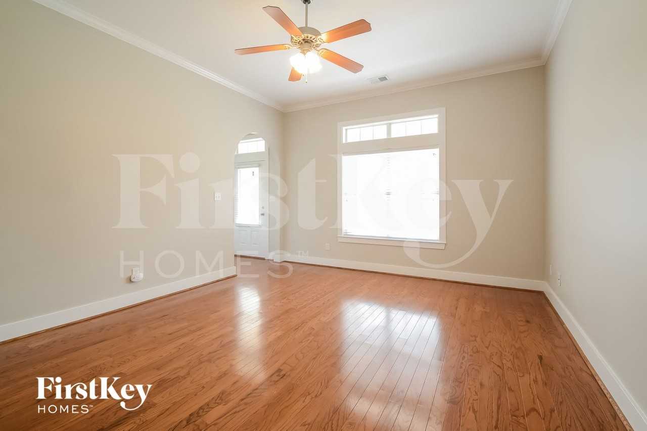 4587 Clubview Dr - Photo 4 of 15