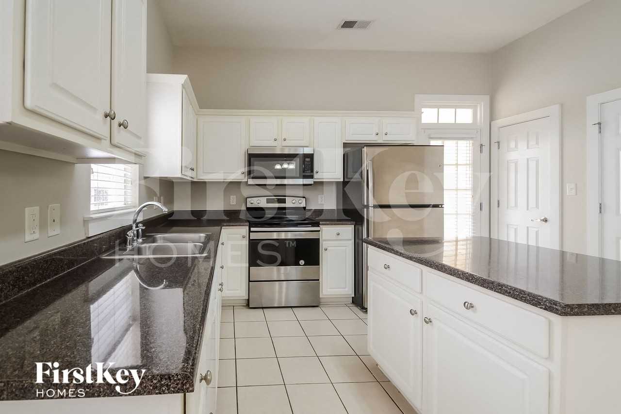 4587 Clubview Dr - Photo 5 of 15