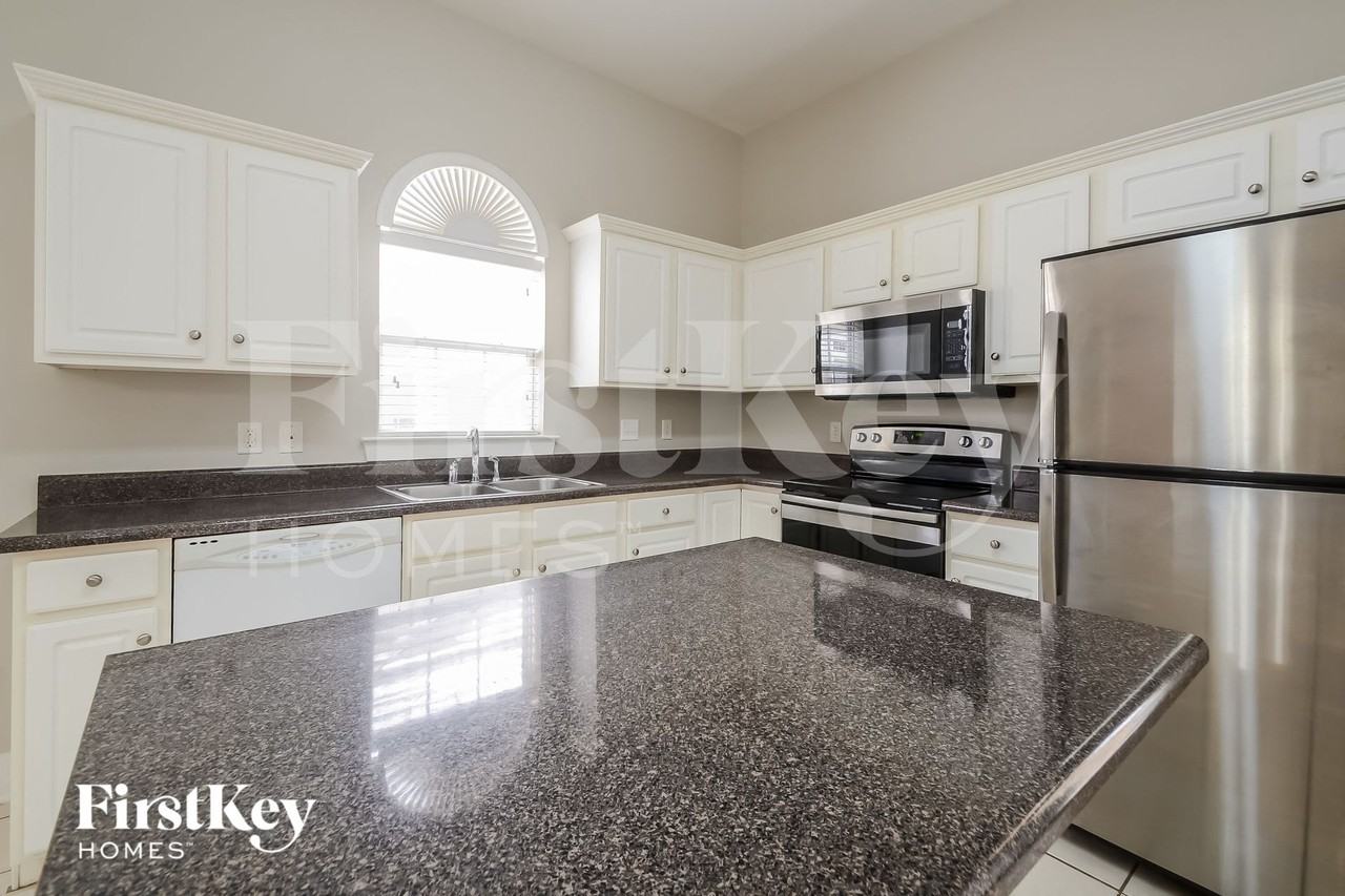 4587 Clubview Dr - Photo 6 of 15