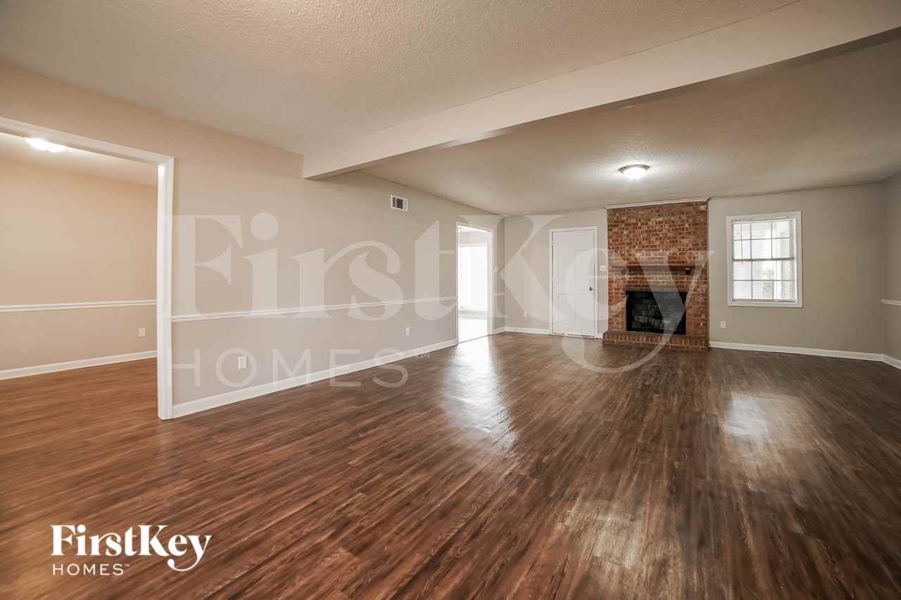 3381 S Mendenhall Rd - Photo 4 of 15