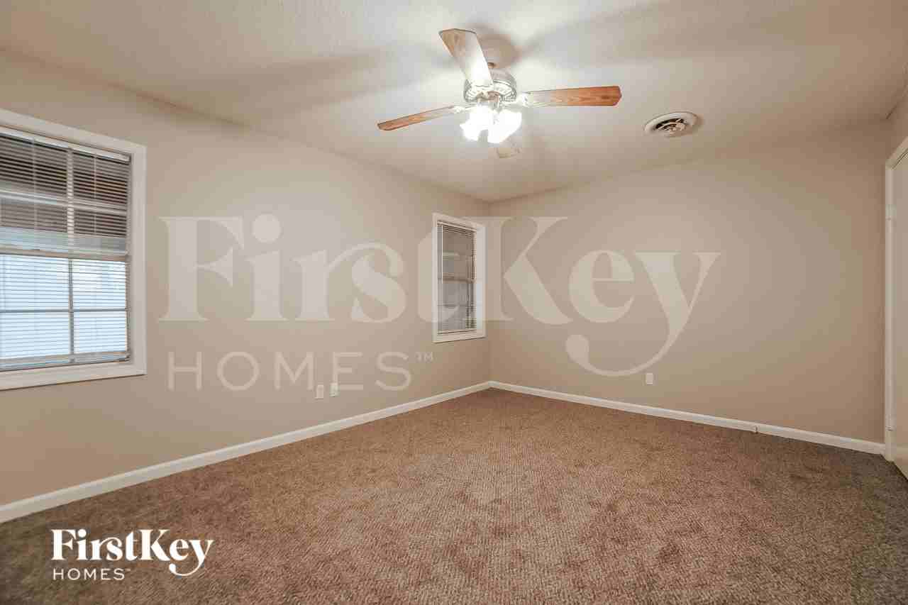 3381 S Mendenhall Rd - Photo 7 of 15