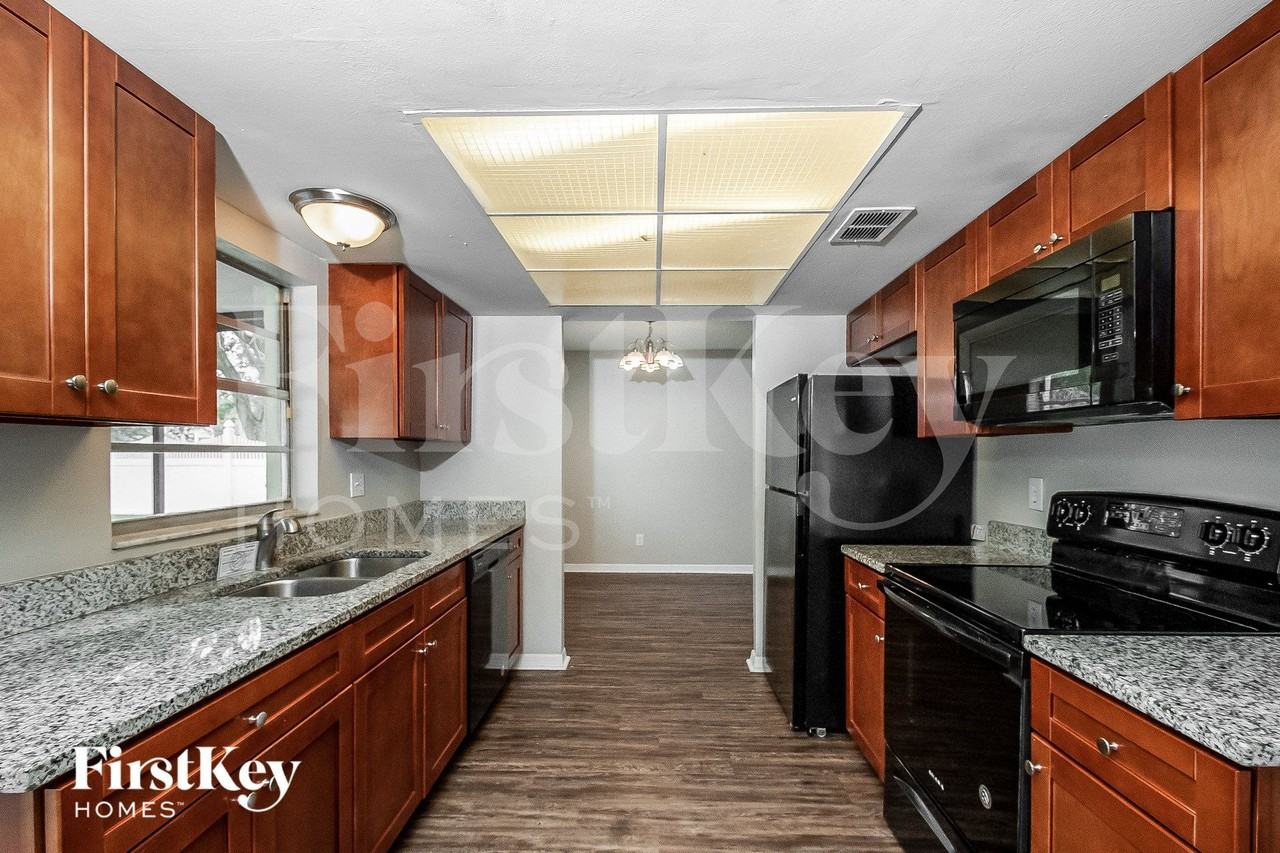 2101 Shady Point Ln - Photo 4 of 15