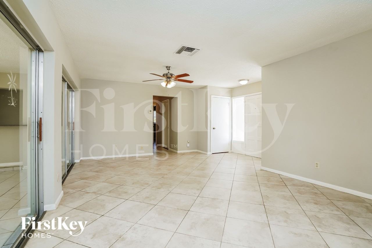 1802 Ridgecrest St - Photo 3 of 16