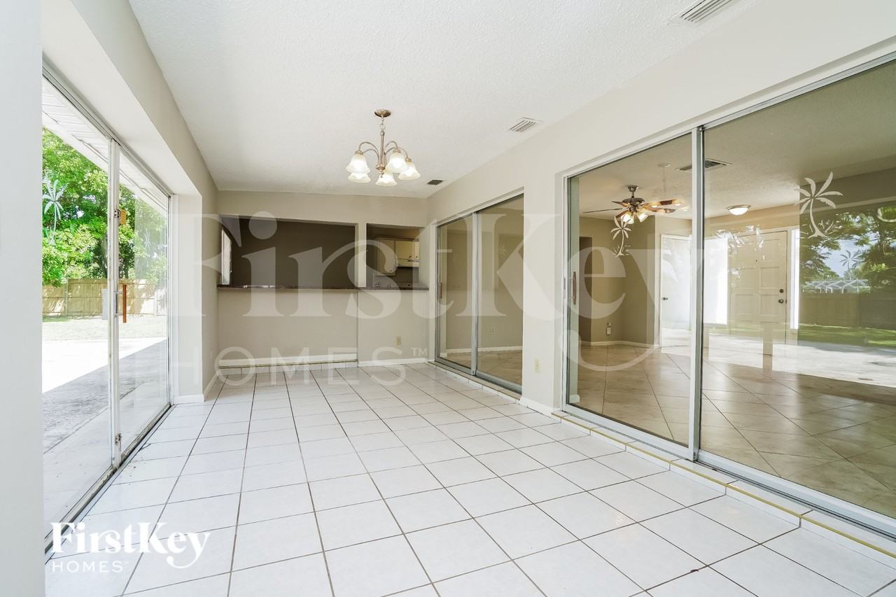 1802 Ridgecrest St - Photo 4 of 16