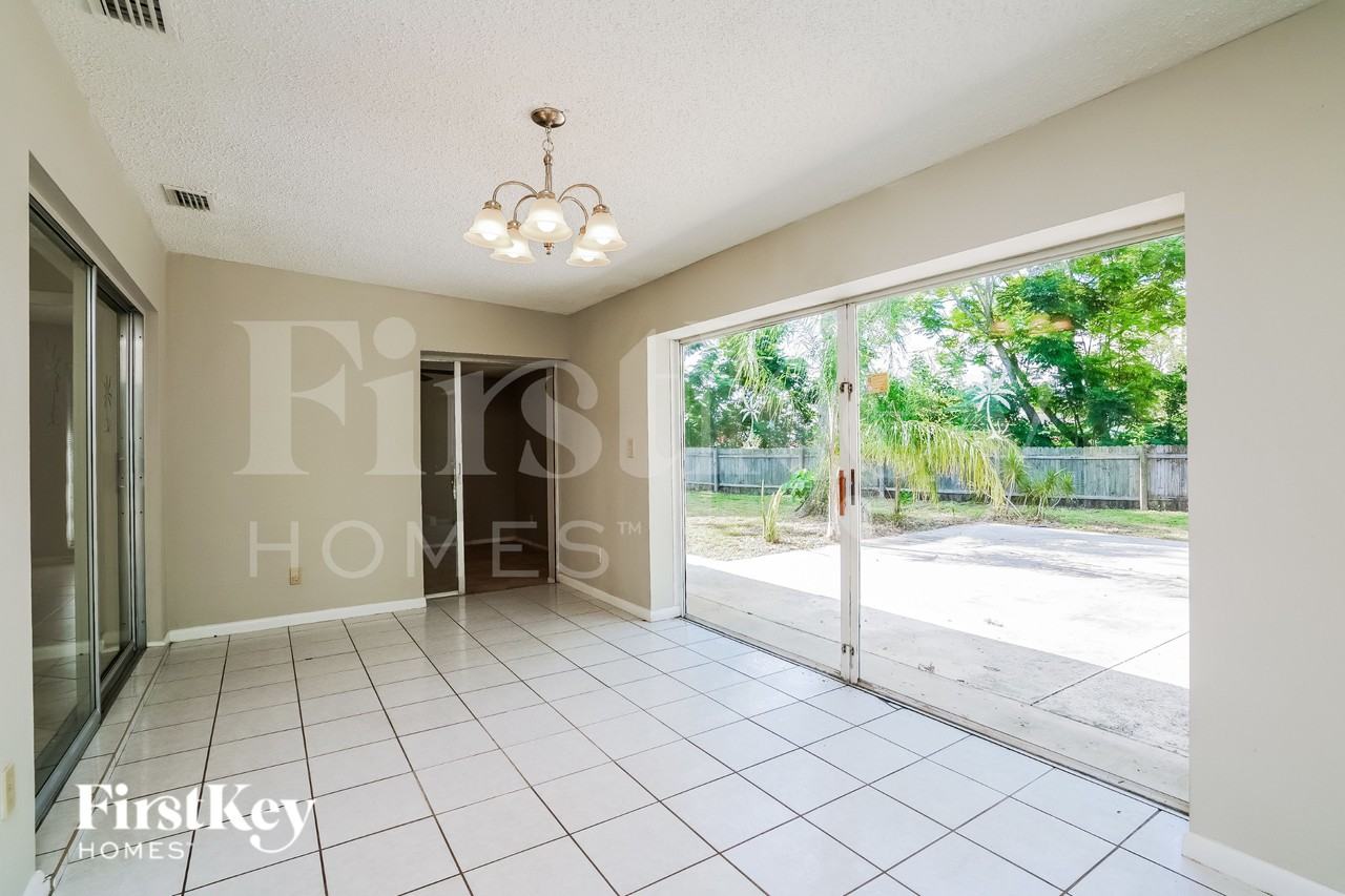 1802 Ridgecrest St - Photo 5 of 16