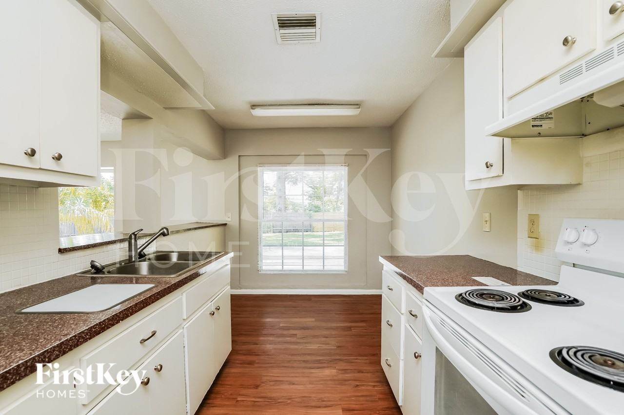 1802 Ridgecrest St - Photo 6 of 16