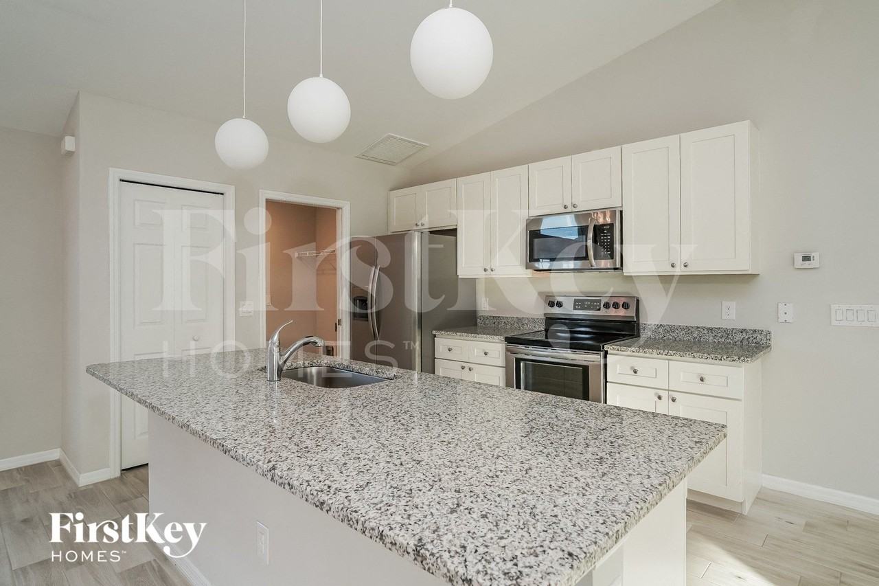 1021 Sw 11th Ave - Photo 5 of 15