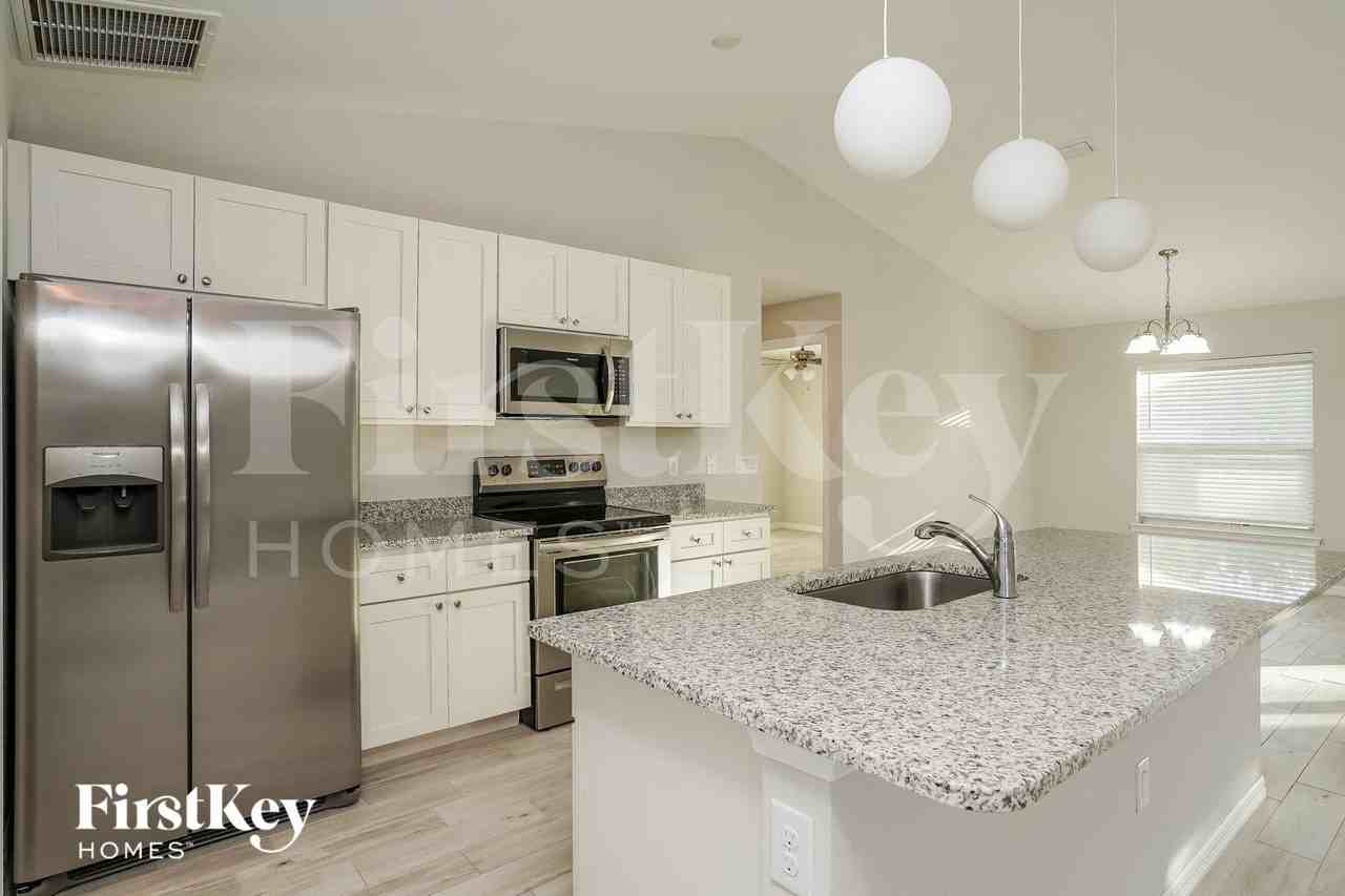 1021 Sw 11th Ave - Photo 6 of 15