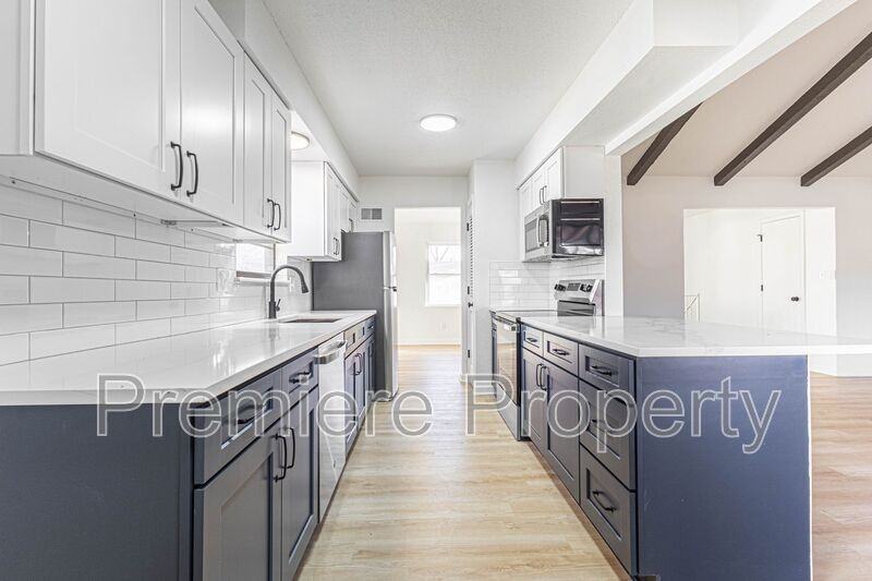 705 Nw Buckingham Pl - Photo 4 of 20