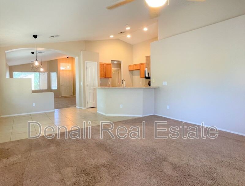 8162 W Pontiac Dr - Photo 5 of 28