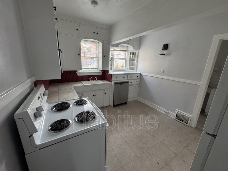 1216 1/2 W State St #1 - Photo 4 of 10