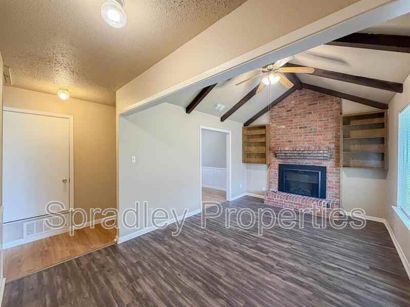 803 Apache Dr - Photo 2 of 11