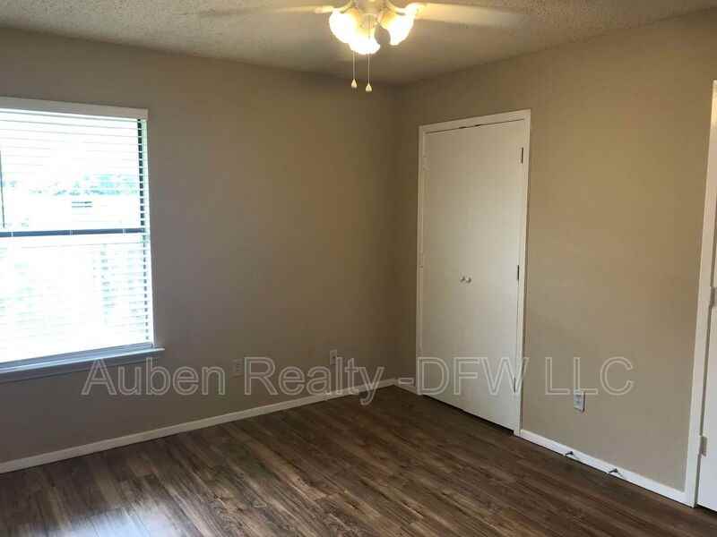 1131 Suburban St - Photo 2 of 12