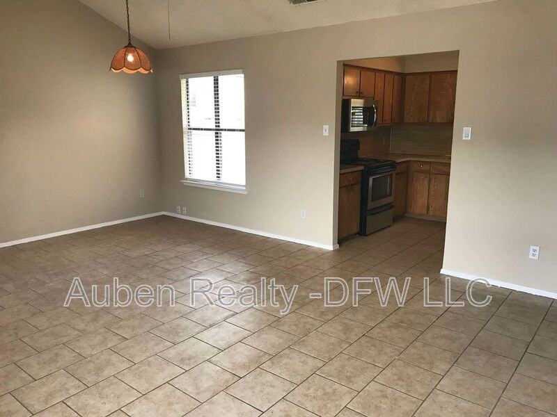 1131 Suburban St - Photo 6 of 12