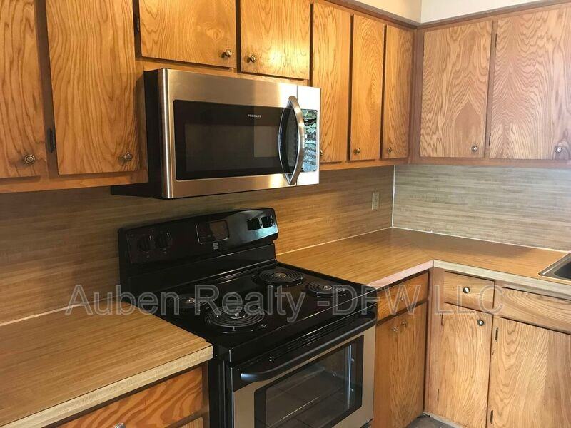 1131 Suburban St - Photo 7 of 12