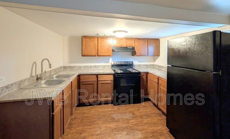 573 E 55th St - Photo 3 of 14